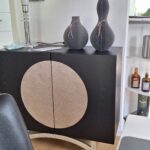 zwei graue Vasen auf sideboard