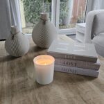 Weiße Vase Sphere von ICONIC HOME mit Coffee Table Books