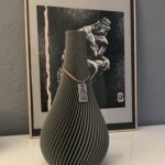 dekorative Vase Twist auf Sideboard