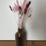 Braune Vase Pure mit rosafarbenem Pampasgras