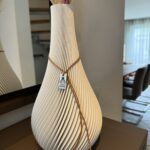 Weisse Vase Twist von ICONIC HOME im Flur