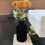 schwarze Vase Pure in Kirche