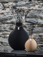 Duftvase Sphere in Farbe holz kombiniert mit großer Sphere Vase in schwarz