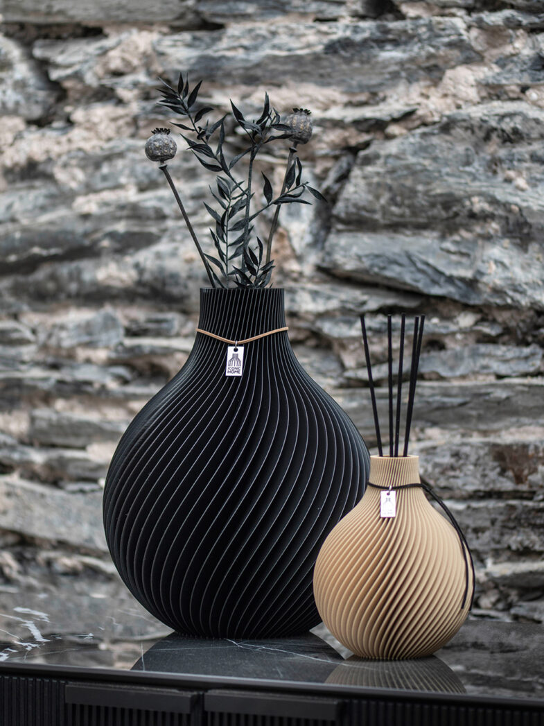 Duftvase Sphere in Farbe holz kombiniert mit großer Sphere Vase in schwarz