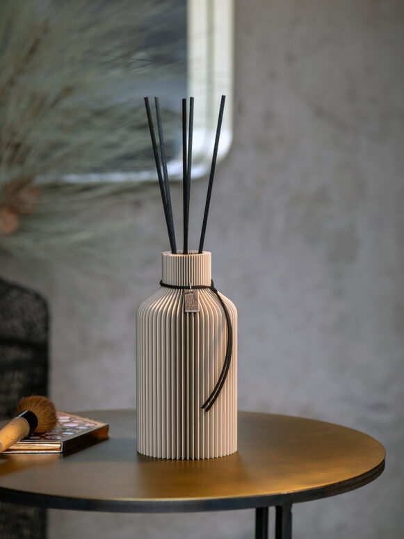 iconic-home-duftvase-pure-cozy-greige-tisch