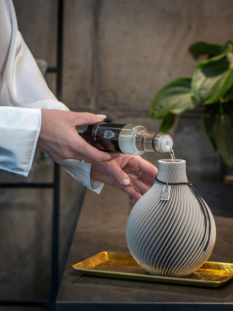 iconic-home-duftvase-sphere-cozy-greige-raumduft-einfuellen.jpg