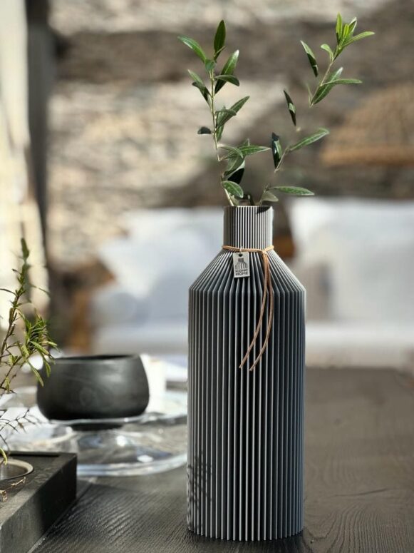 ICONIC HOME Vase Straight mit Zweig auf dem Tisch