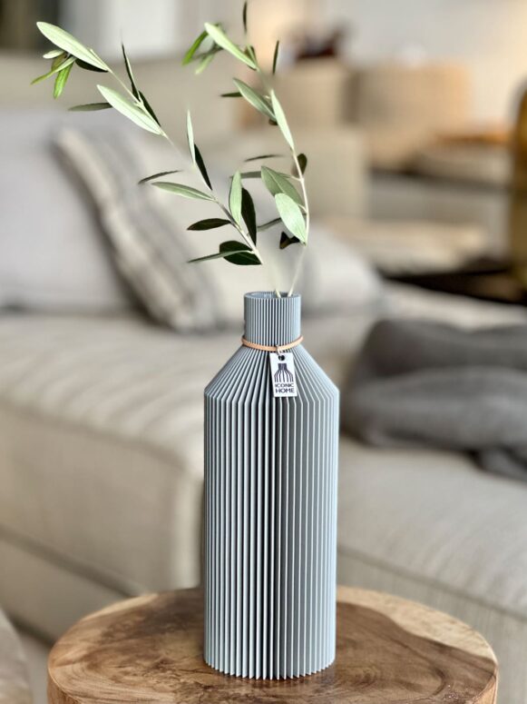 ICONIC HOME Vase Straight mit Olivenzweig im Wohnzimmer