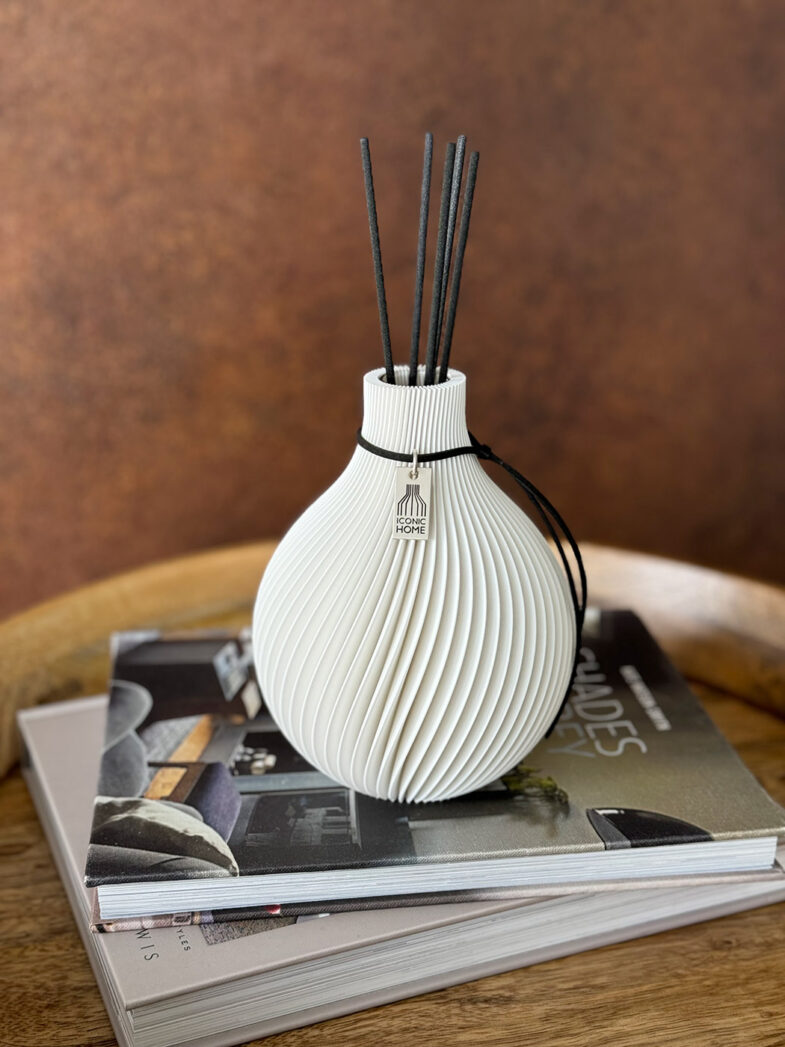 Raumduft Diffusor mit Duftstäbchen in weiss - Duftcase Sphere von ICONIC HOME