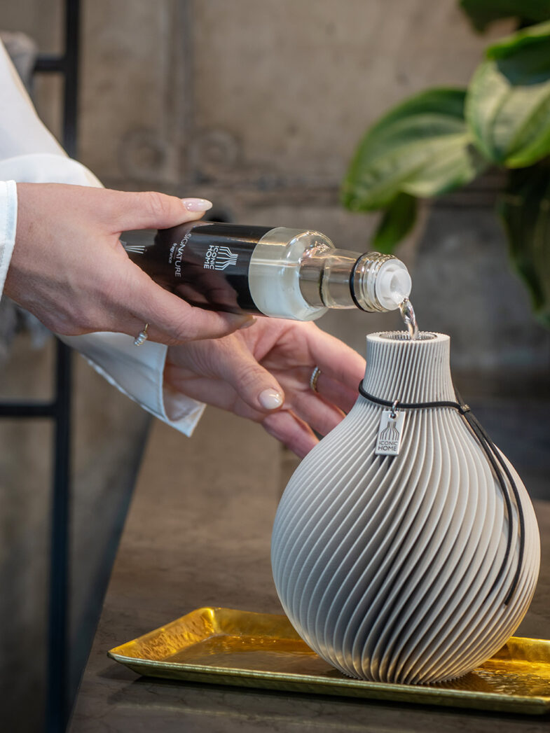 Profumo d'ambiente Firma quando si riempie un vaso di profumo