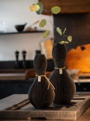 Schwarze Vasen Shape mit Eukalyptuszweig ICONIC HOME