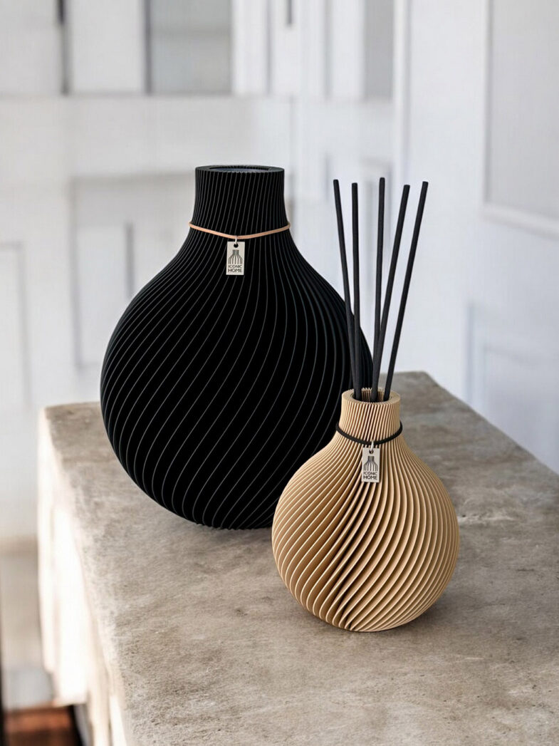 Vase de parfum Sphere en couleur bois en combinaison avec le grand vase Sphere noir