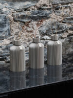 Vase de table Pure de ICONIC HOME en cozy greige sur lowboard
