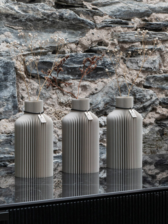 Tischvase Pure von ICONIC HOME in cozy greige auf Lowboard