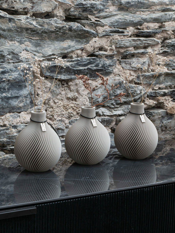 Tischvase Sphere 3er Set in cozy greige von ICONIC HOME auf Lowboard