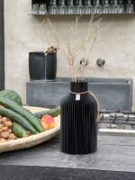 Vase Pure Deep Black schwarz ICONIC HOME auf der Kücheninsel