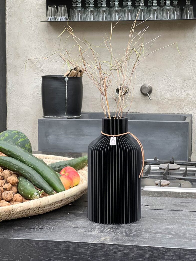 Vase Pure Deep Black noir ICONIC HOME sur l'îlot de cuisine