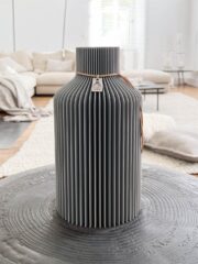Vase Pure ICONIC HOME Dreamy Gray im hellen Wohnzimmer