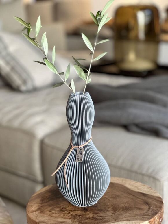 Vase Shape in grau mit einem Olivenzweig ICONIC HOME
