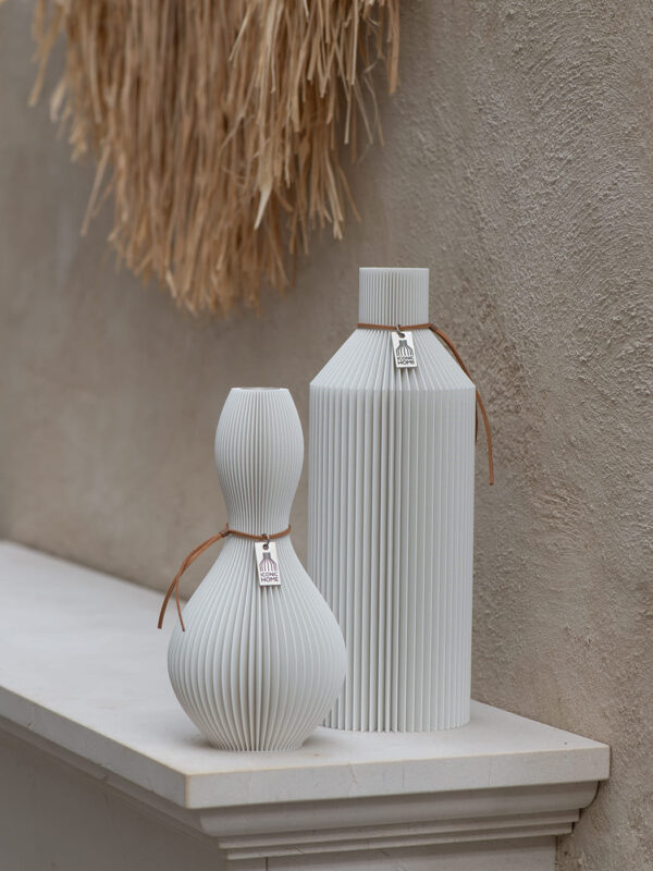 Vase Shape blanche combinée avec la Vase Straight ICONIC HOME