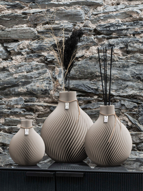 Vase Sphere in cozy greige mit mittlerer Duftvase und Deko