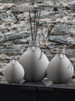 Vaso Sfera Set come grande vaso profumato di fronte a un muro di pietra