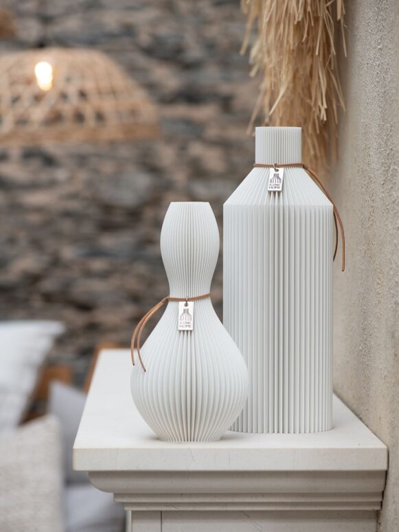 Vase Straight ICONIC HOME in weiĂź auf dem Kaminsims