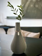 Vase Twist gris ICONIC HOME avec branche d'olivier