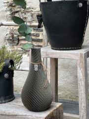 Vase Twist grand en gris boue ICONIC HOME